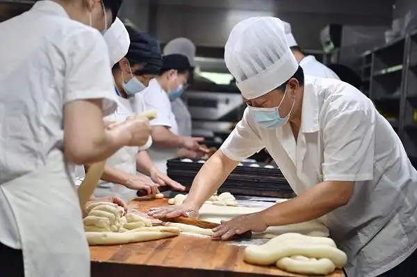 不输“网红月饼”！这个职工食堂里的月饼很用心