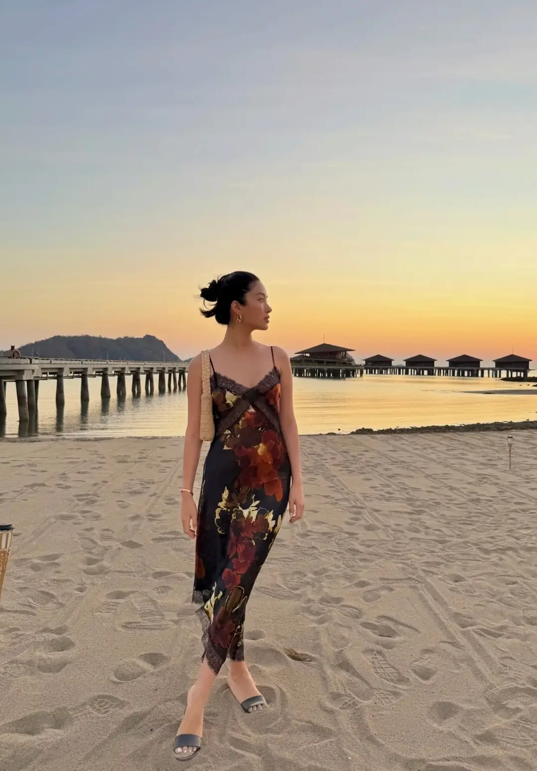 32岁杨采钰印尼度假，穿吊带裙产后一月身材恢复无名指似婚戒抢镜