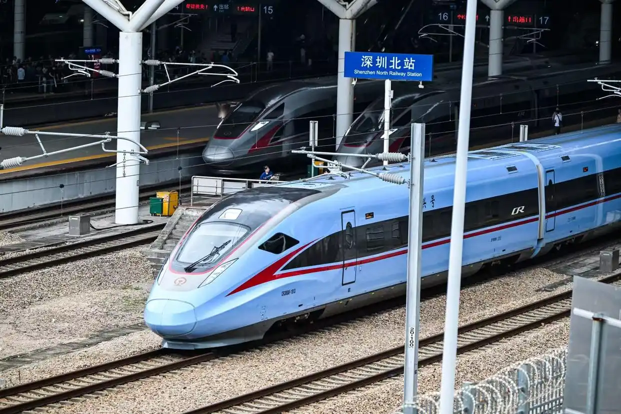 受超强台风“桦加沙”影响，9月24日广东省内所有高铁、普速列车停运