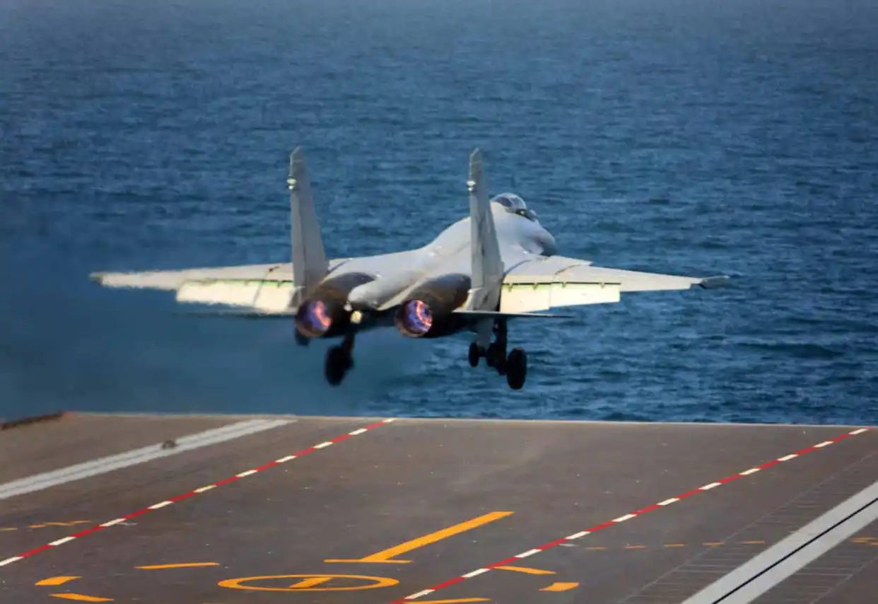 “三航母时代”又进一步!福建舰三型机弹射成功