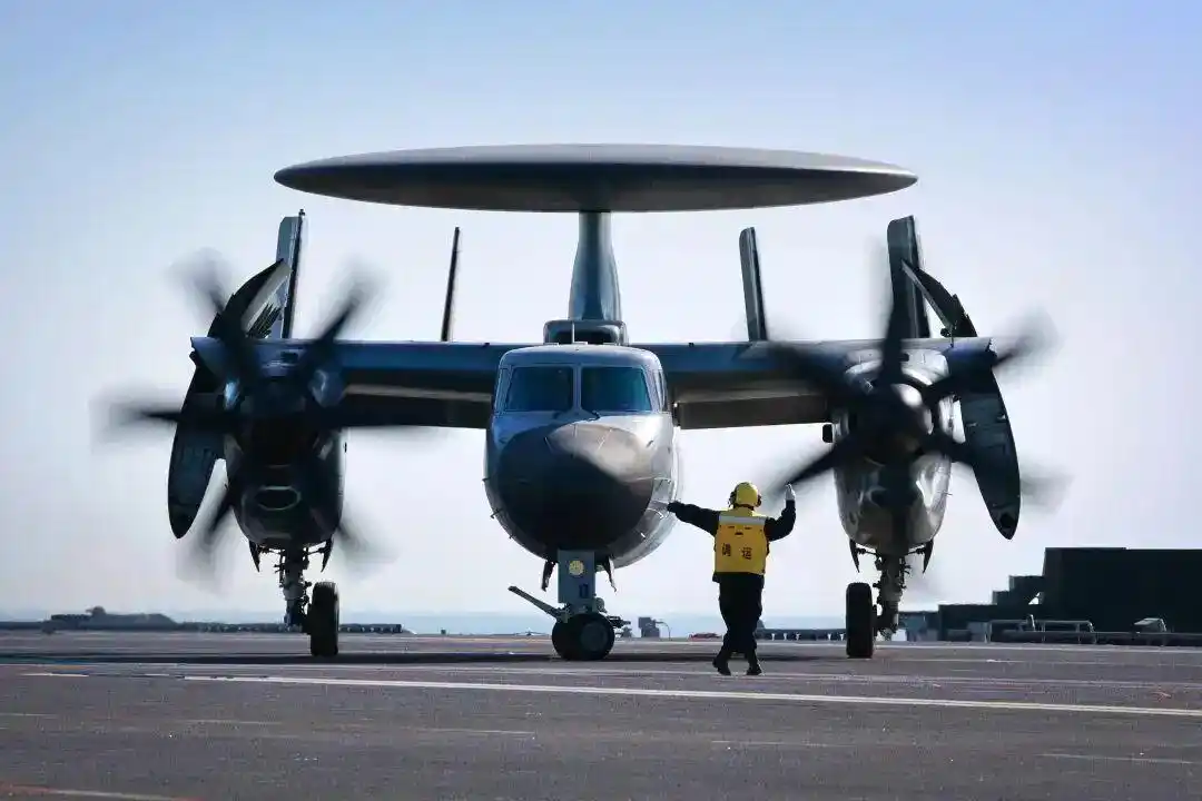 弹！弹！弹！海军三型舰载机成功在福建舰完成起降训练