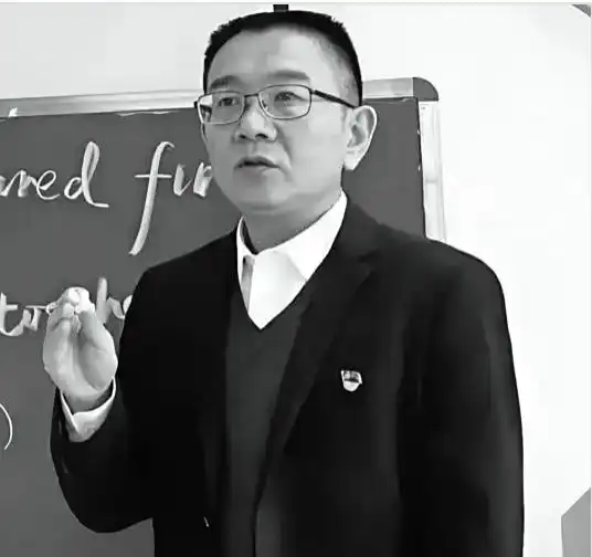 终年54岁！因“学生抢鸡排”走红的校长苗本臣病逝，儿子：有一千多人送行，都说他好