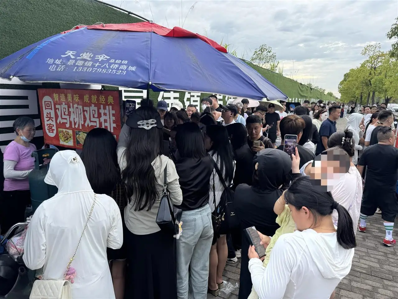 景德镇鸡排主理人爆火出圈，小摊前排起长队，本人回应“都是大家给面子”