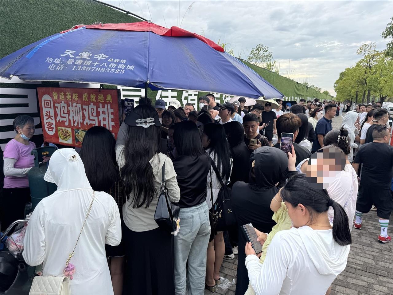 景德镇鸡排主理人爆火出圈，小摊前排起长队，本人回应“都是大家给面子”