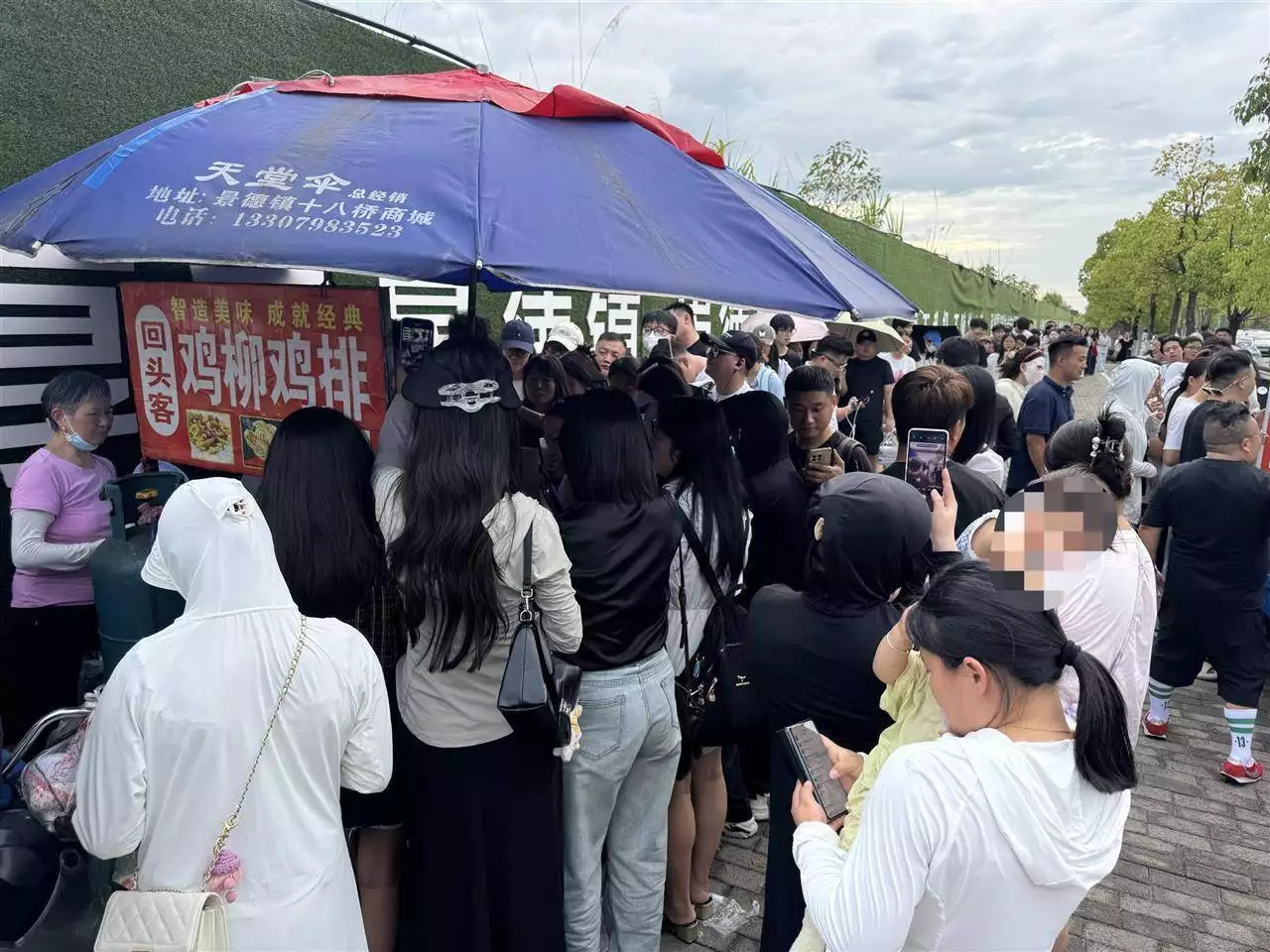 景德镇鸡排主理人爆火出圈，小摊前排起长队，本人回应“都是大家给面子”