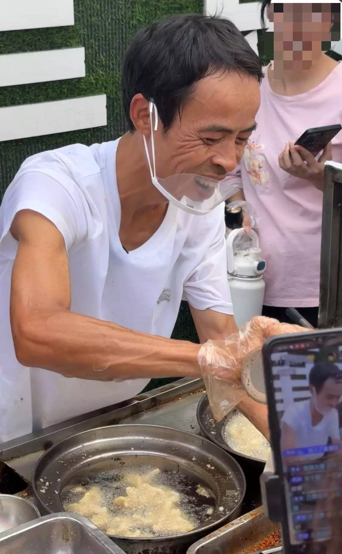 景德镇鸡排主理人爆火出圈,小摊前排起长队,本人回应“都是大家给面子”