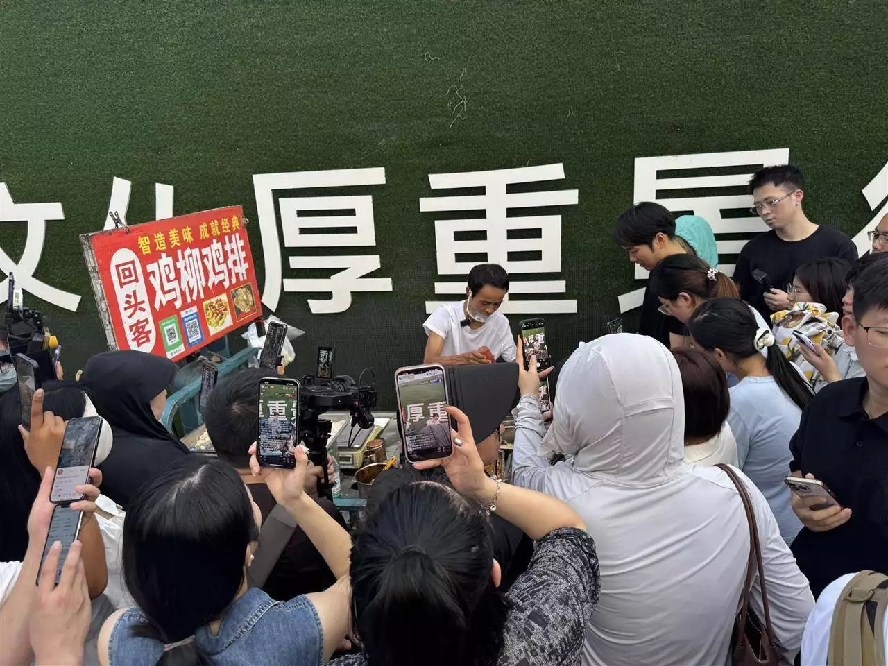 景德镇鸡排主理人爆火出圈,小摊前排起长队,本人回应“都是大家给面子”
