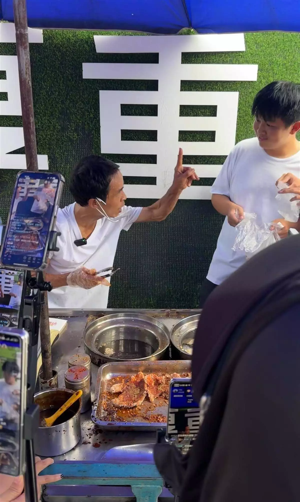 景德镇鸡排主理人爆火出圈,小摊前排起长队,本人回应“都是大家给面子”