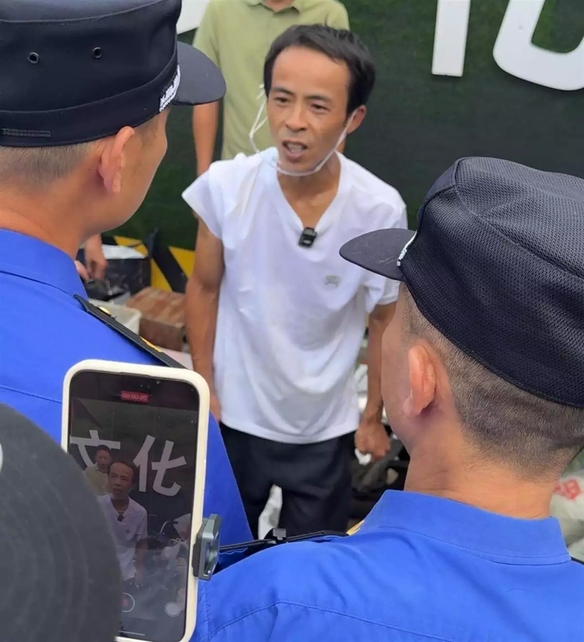 景德镇鸡排主理人爆火出圈,小摊前排起长队,本人回应“都是大家给面子”