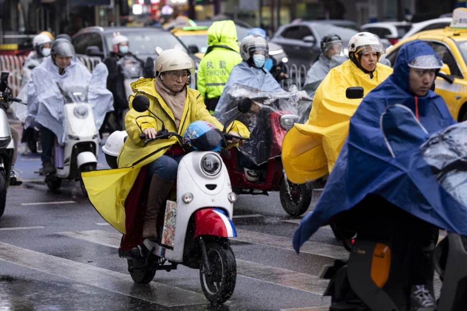 “桦加沙”进入南海后维持超强台风级别，广州两区发布台风橙色预警
