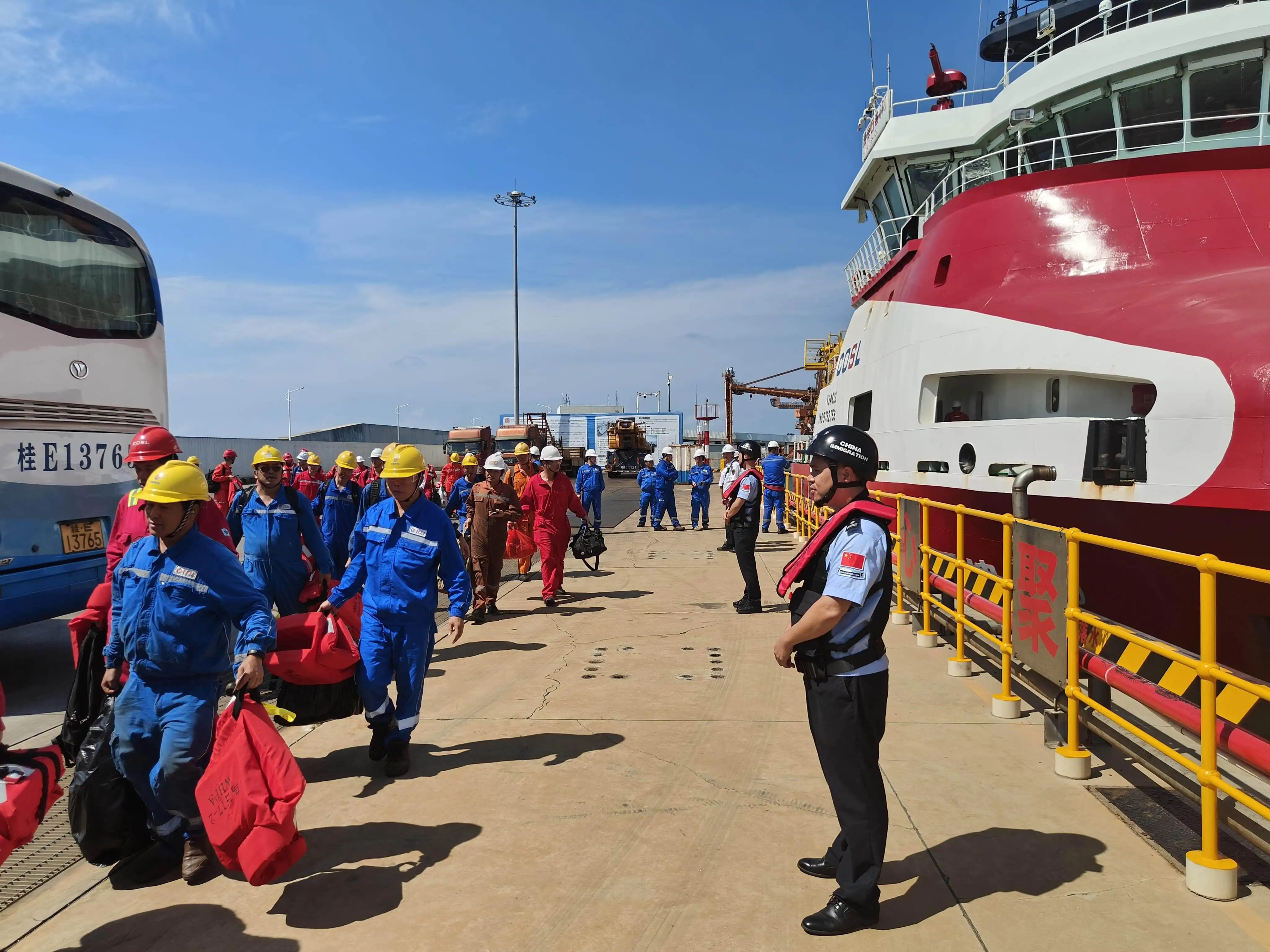 台风“桦加沙”逼近，湛江边检开启紧急通道助130余人海上撤离