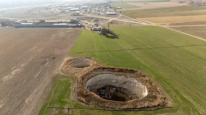 土耳其出现近700个巨大天坑