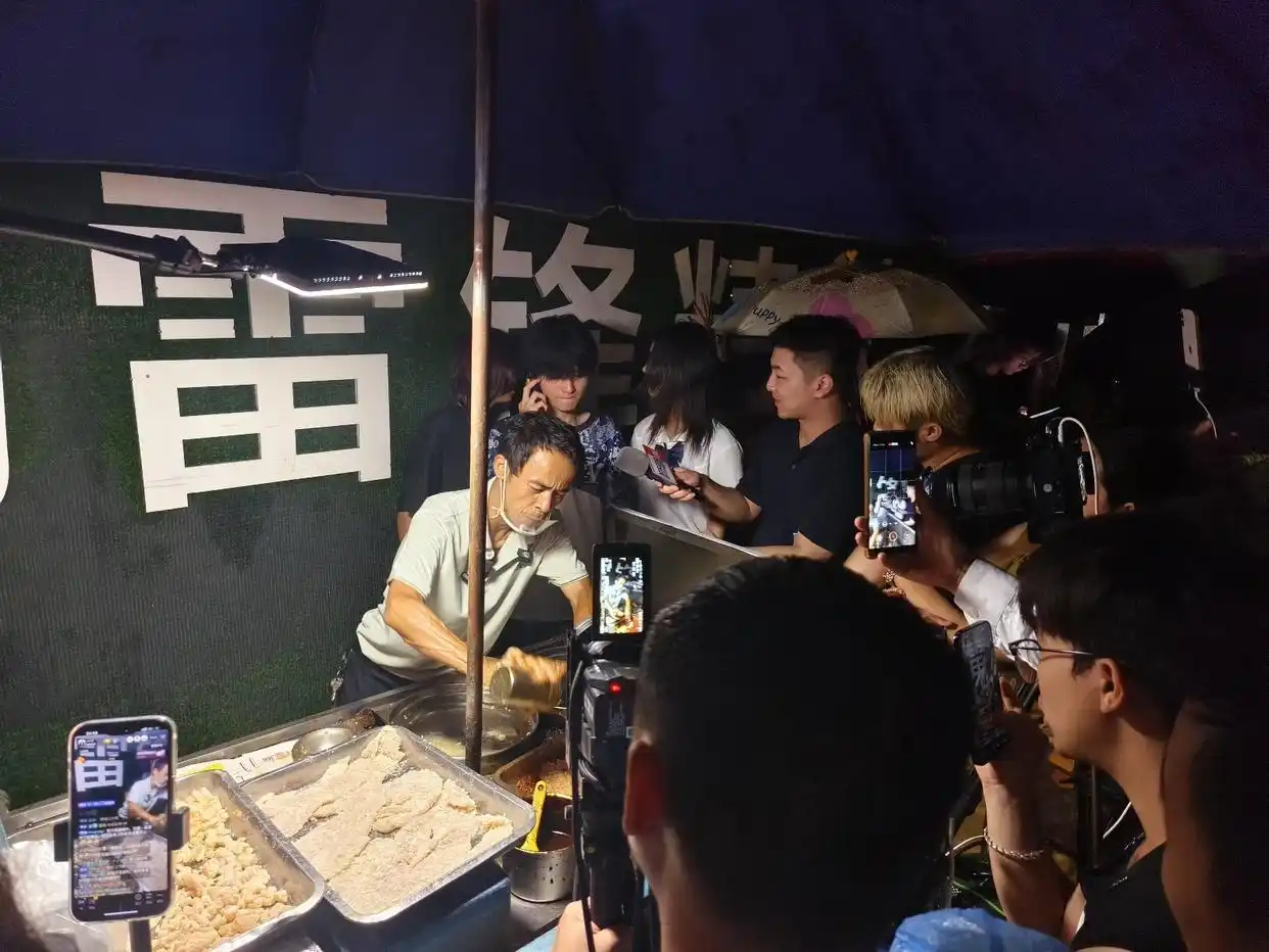 景德镇“鸡排哥”因高情商发言出圈：周边摊主跟着延长营业时间，有老师要求以其故事写作文