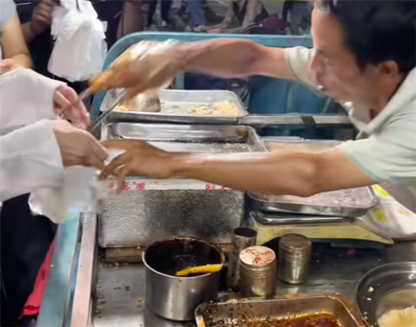 景德镇“鸡排主理人”火了！6块的鸡排60块的情绪价值 文旅部门也来宣传