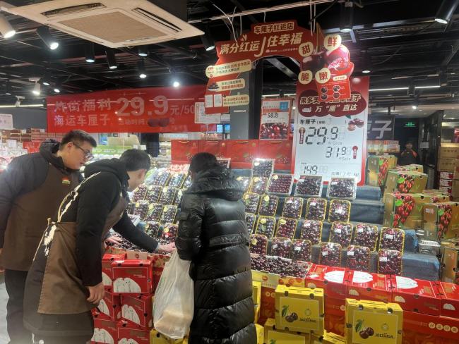 车厘子、蓝莓价格“跳水”迎热销 节令水果走俏市场