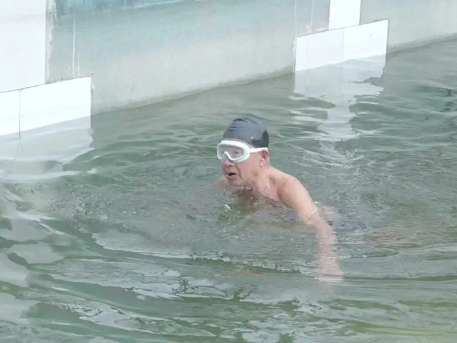 每天骑车去，全勤王！90岁清华教授坚持冬泳15年