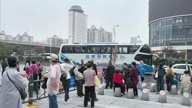 7小时“铁腚”大巴游老年团全纪录：不在家里做饭，我出门就像打鸡血