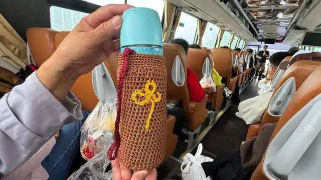 7小时“铁腚”大巴游老年团全纪录:不在家里做饭,我出门就像打鸡血