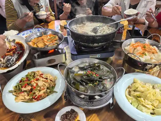 7小时“铁腚”大巴游老年团全纪录:不在家里做饭,我出门就像打鸡血