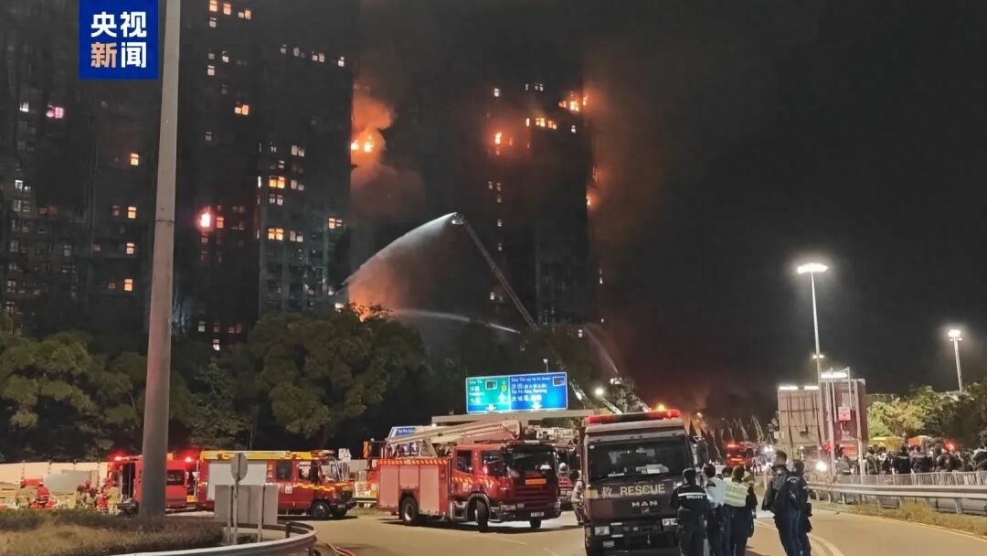 香港火灾遇难人数增至55人，消防员在31楼救出一名老人