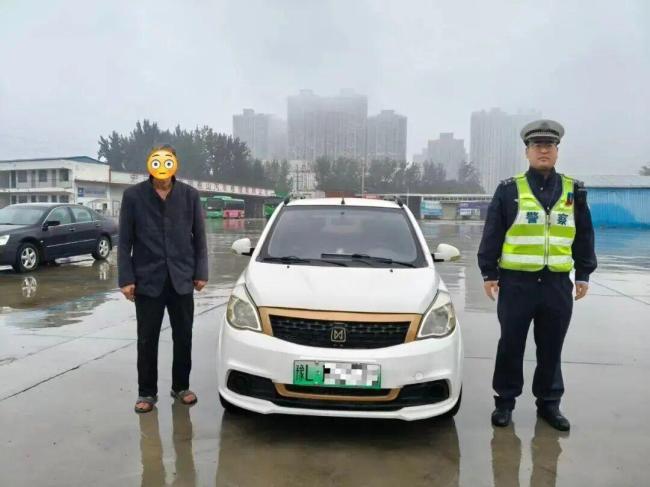 76岁男子交通违法279条：不知要驾照 无证驾驶隐患大