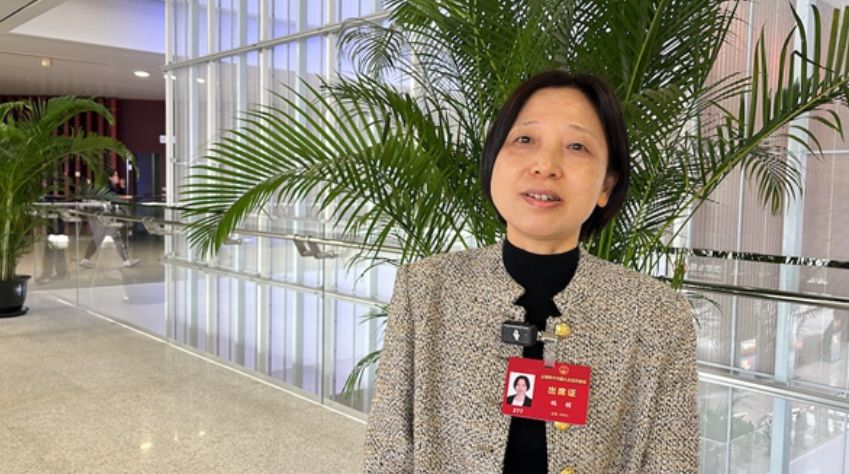 上海明确:带薪陪护假入法!这类人每年能请7天!施行时间定了→