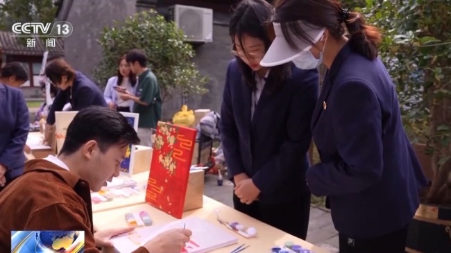 北京秋花进入盛花期 喜迎“双节”氛围浓