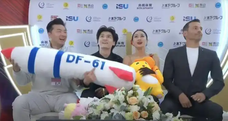 离谱！一个玩偶让美联社破防？中国花滑选手遭国际滑联调查