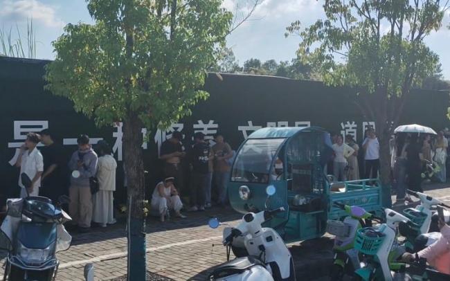 “鸡排家族”国庆出10个摊位 全网爆火引发排队热潮