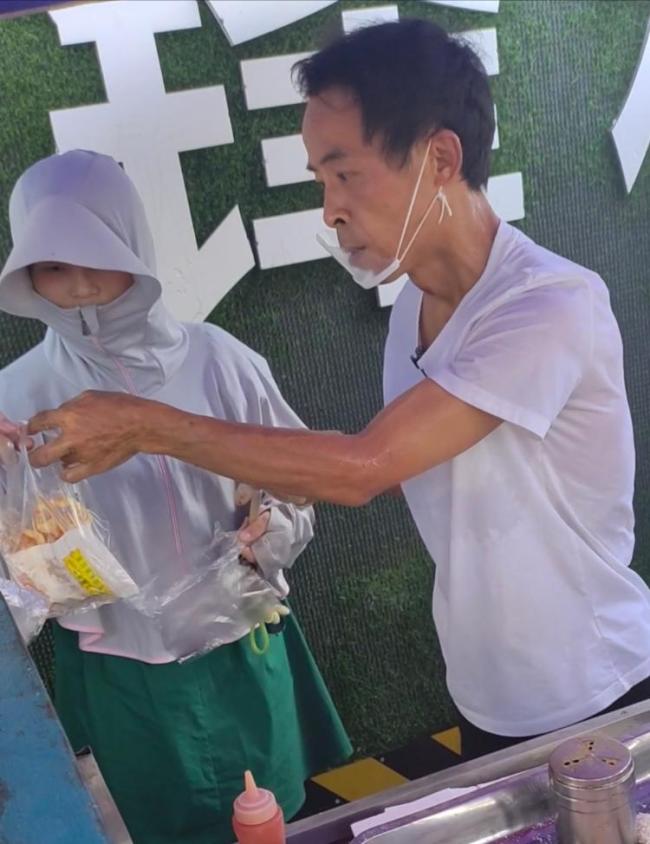 “鸡排家族”国庆出10个摊位 全网爆火引发排队热潮