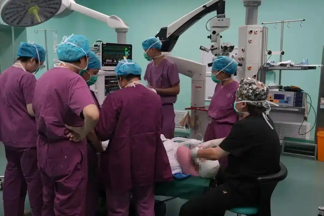 甘肃一孕妇被熊猛啃脑袋，造成严重撕裂，女子机智装死成功脱险！秋季警惕“熊出没”