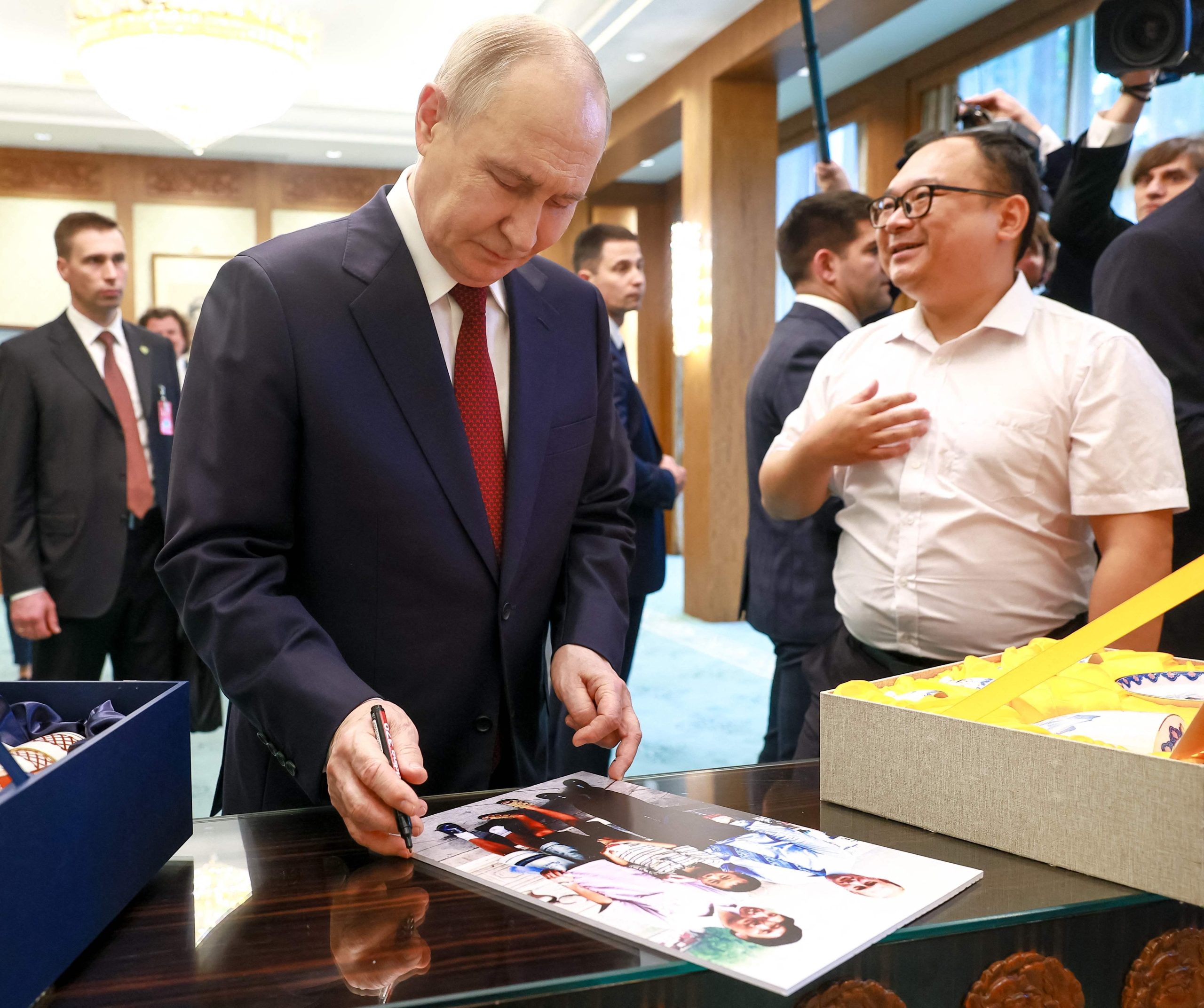 时隔26年普京在北京重逢当年北海公园偶遇的中国男孩